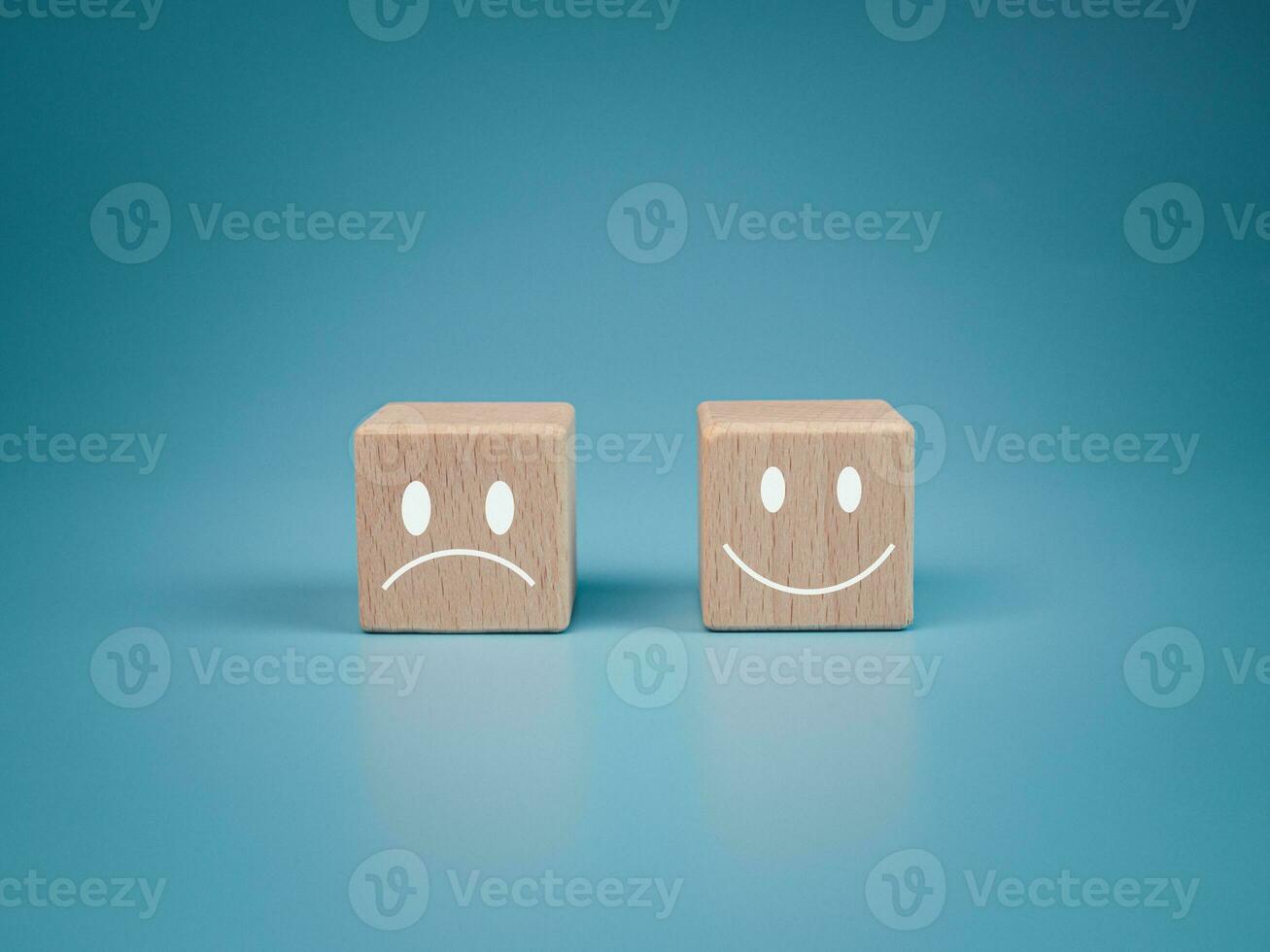 mental santé et émotif Etat concept, sourire visage et triste visage sur en bois bloquer cube pour positif état d'esprit sélection concept. photo