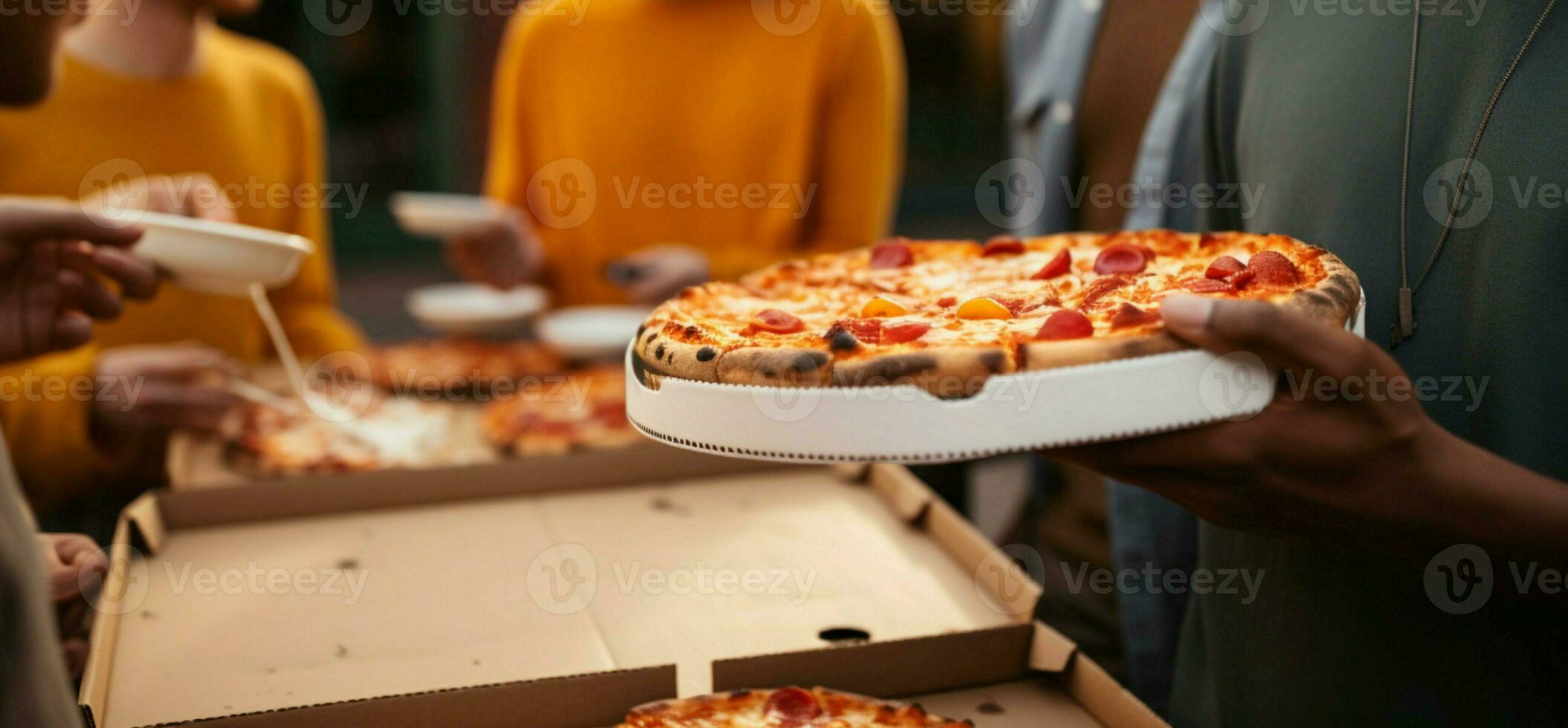 une côté vue de copains savourant Pizza pendant un en plein air rassemblement ai généré photo