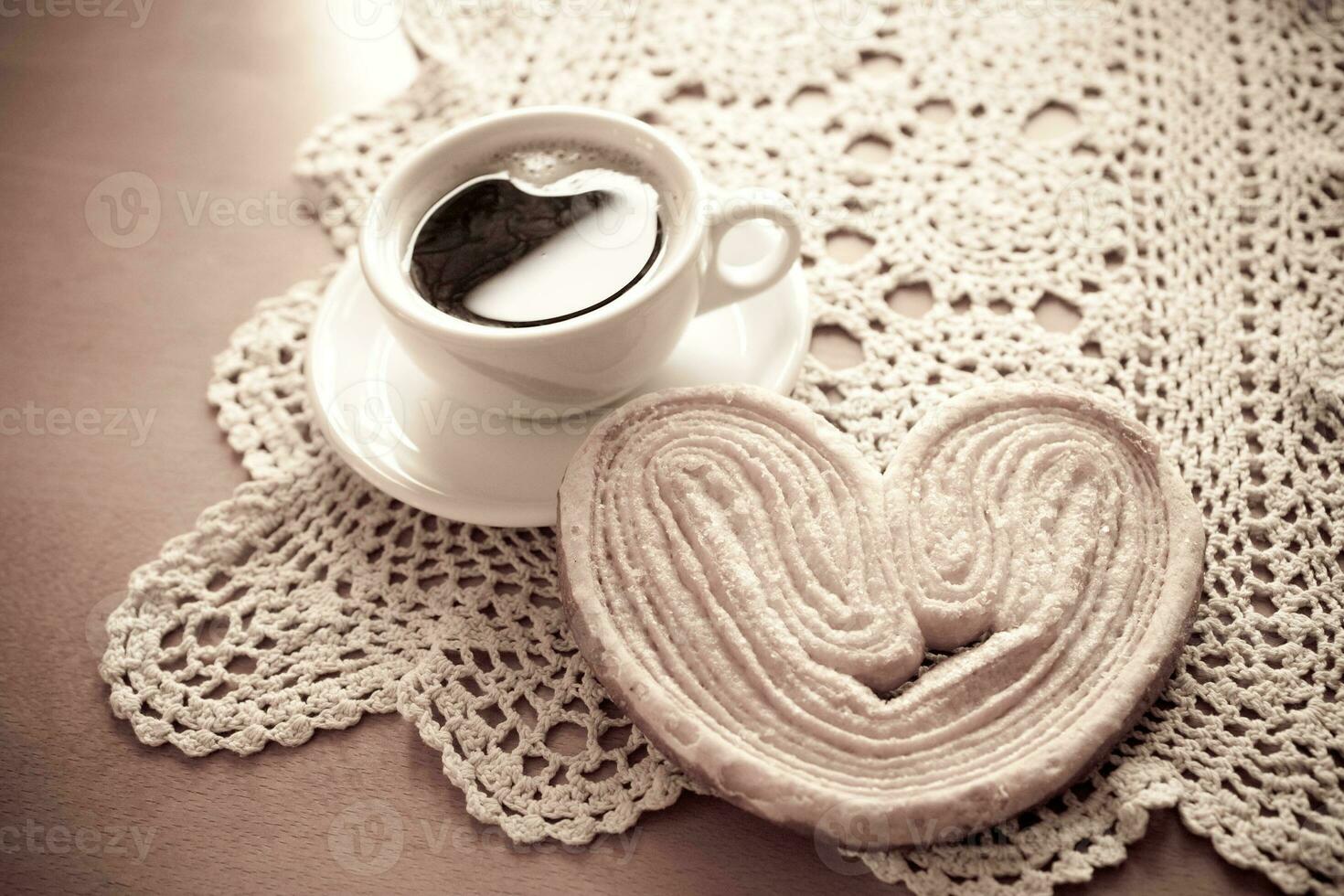blanc tasse de noir café et une sucré de beurre biscuit sur le table photo