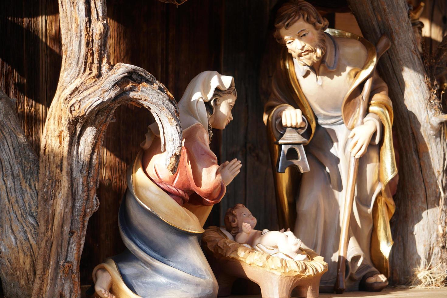 crèche de Noel. figurines en bois festives. photo