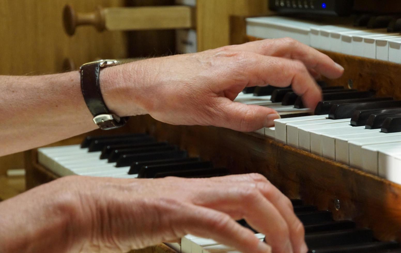 mains de musicien. performance musicale. le concert d'orgue dans l'église. photo