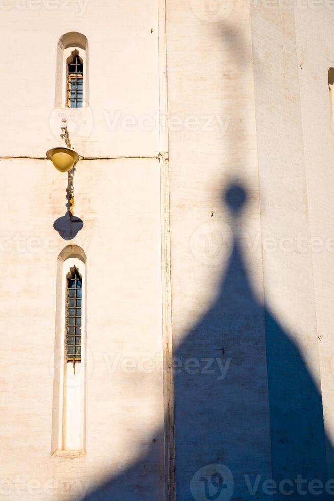 abstrait scène de dôme ombre émouvant sur vieux église bâtiment mur dans Russie. photo