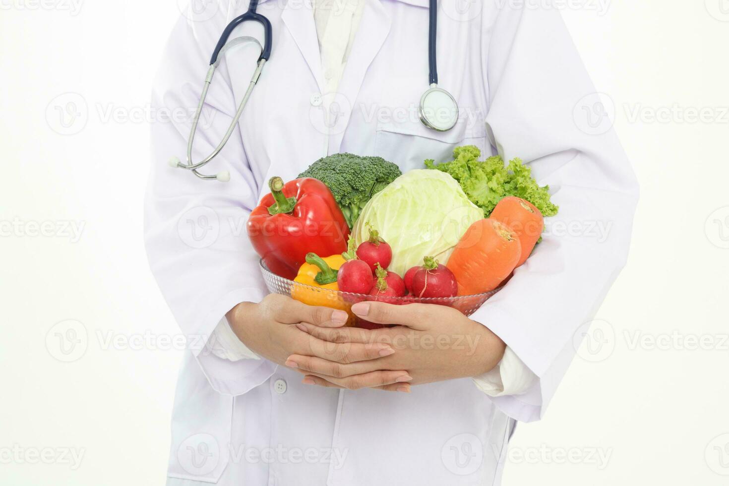 médecin ou nutritionniste en portant une bol de Frais biologique des légumes nourriture pour bien santé. ordonnance nourriture nutrition concept, en bonne santé alimentaire. blanc Contexte photo