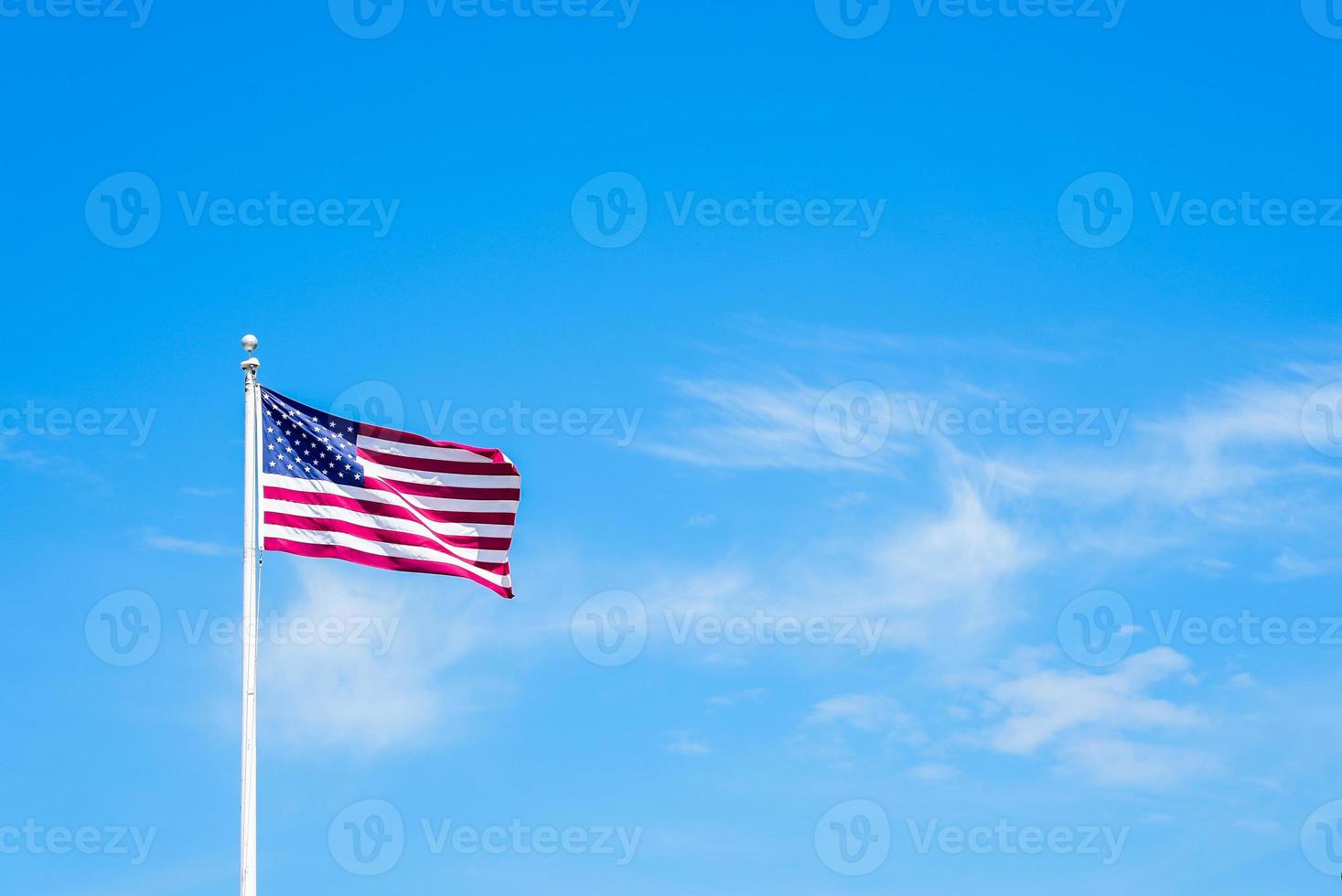 drapeau américain en pole avec ciel bleu photo