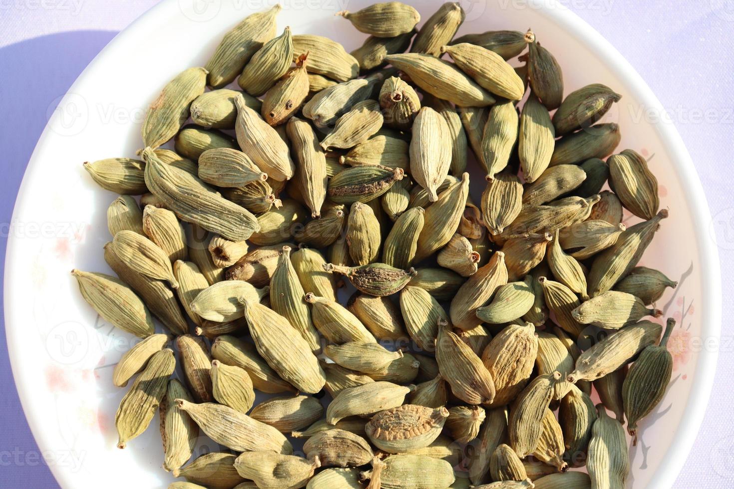 bouillon de cardamome noir sain et épicé photo