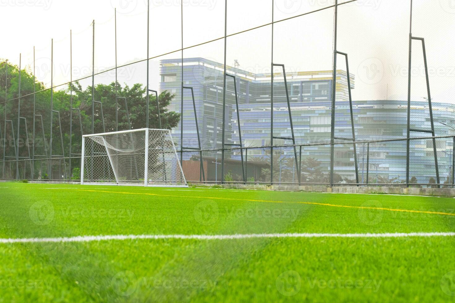 une football champ vue de à l'extérieur le clôture, se concentrer sur le champ, après certains modifications. photo