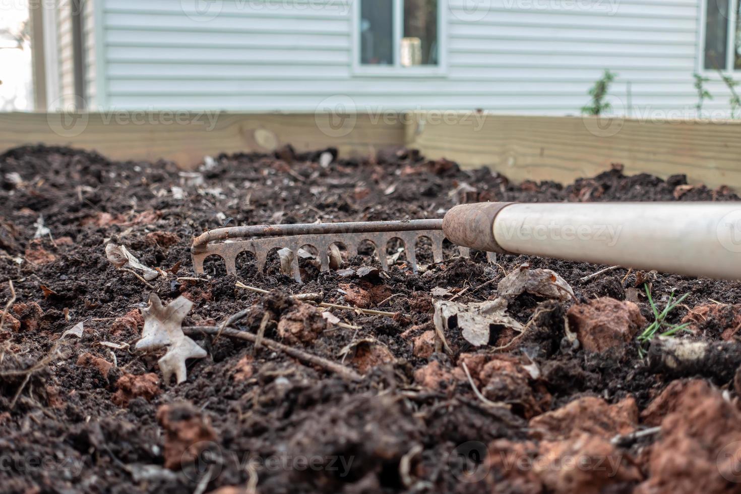 petit jardin familial préparé pour l'ensemencement au printemps photo