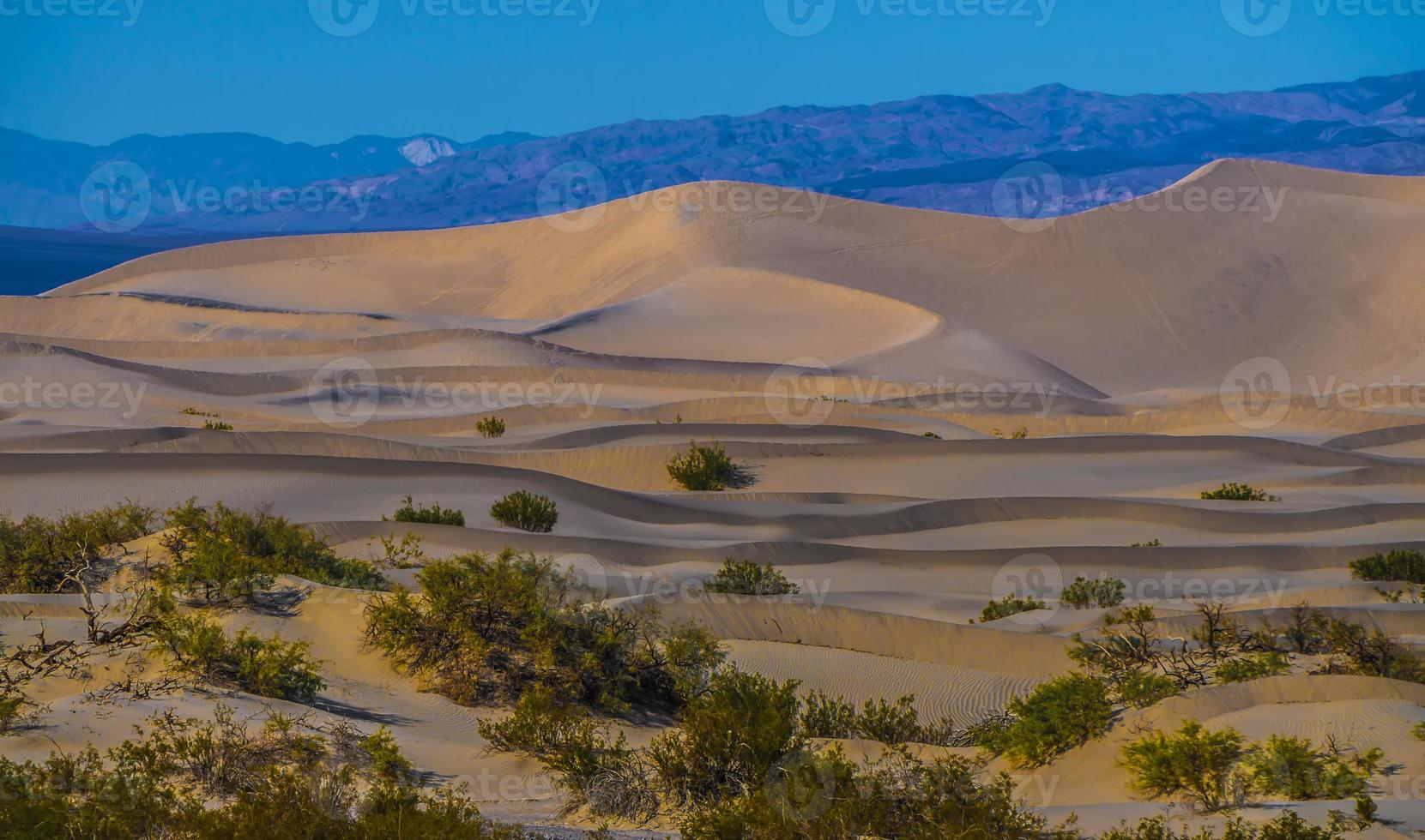 dunes de sable du parc national de la vallée de la mort au coucher du soleil photo
