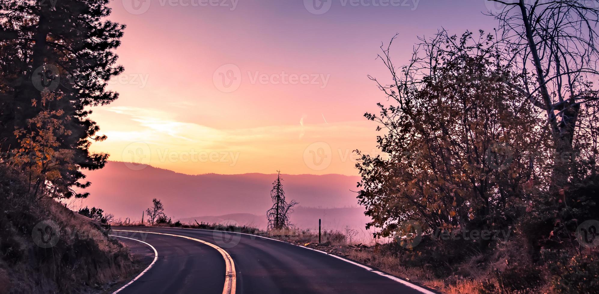 route à travers le parc national de yosemite tôt le matin photo