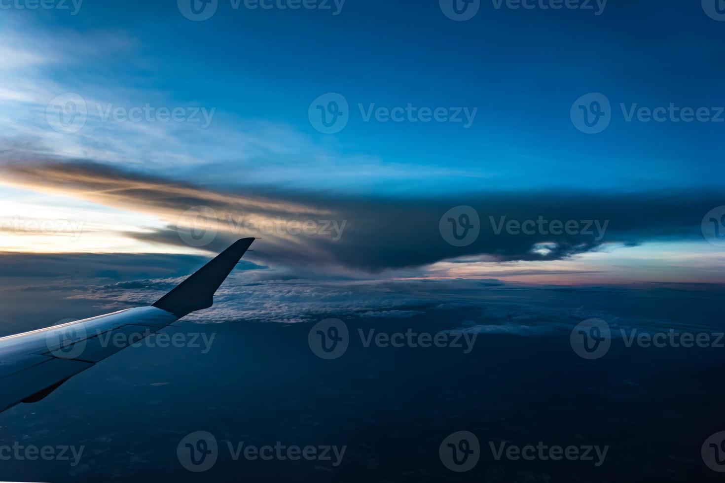 coucher de soleil depuis la fenêtre de l'avion photo