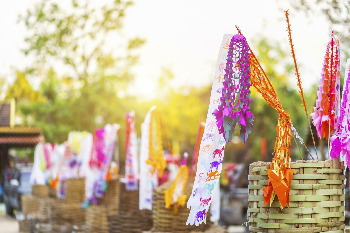 drapeaux de prière tung accrocher avec parapluie ou drapeau traditionnel du nord accroché à la pagode de sable dans le temple phan tao pour le festival de songkran est célébré le jour de l'an traditionnel à chiang mai, thaïlande photo