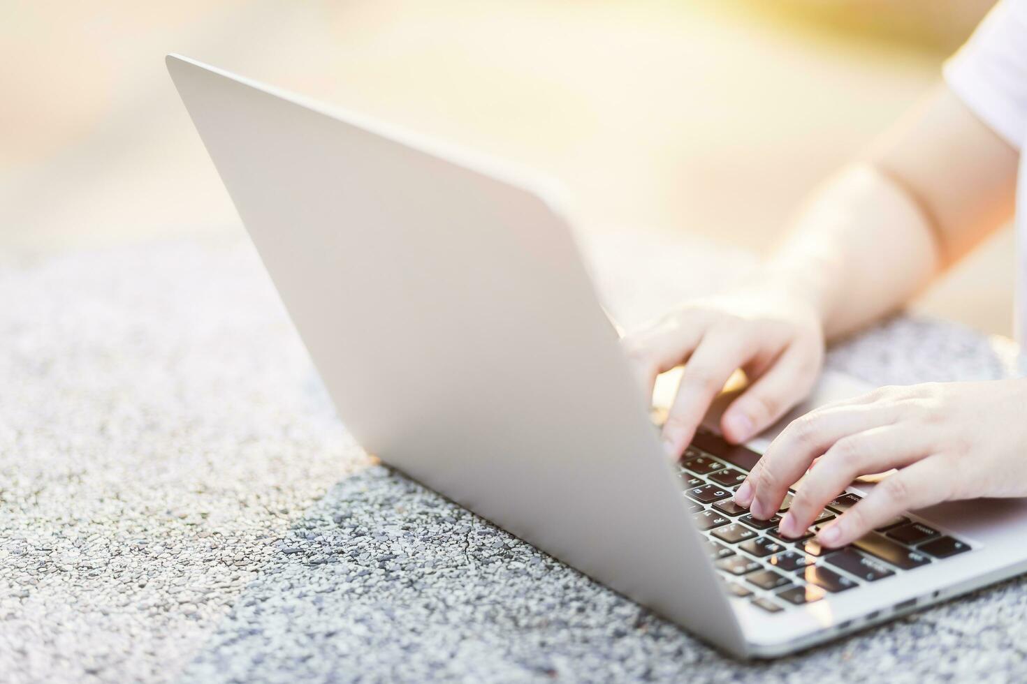 fermer de affaires femelle travail avec portable dans à le parc sur Bureau Extérieur. photo