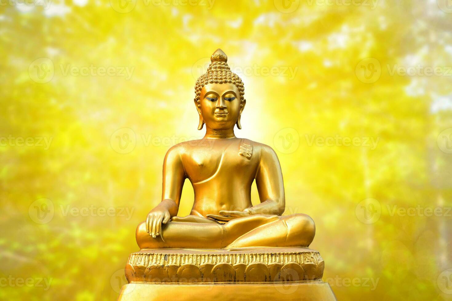 magnifique de d'or Bouddha statue sur d'or Jaune bokeh Contexte. photo