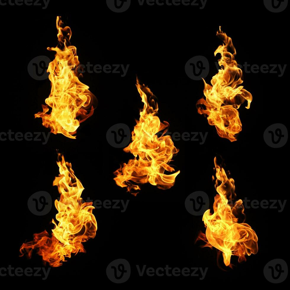 collection de flammes de feu isolée sur fond noir photo