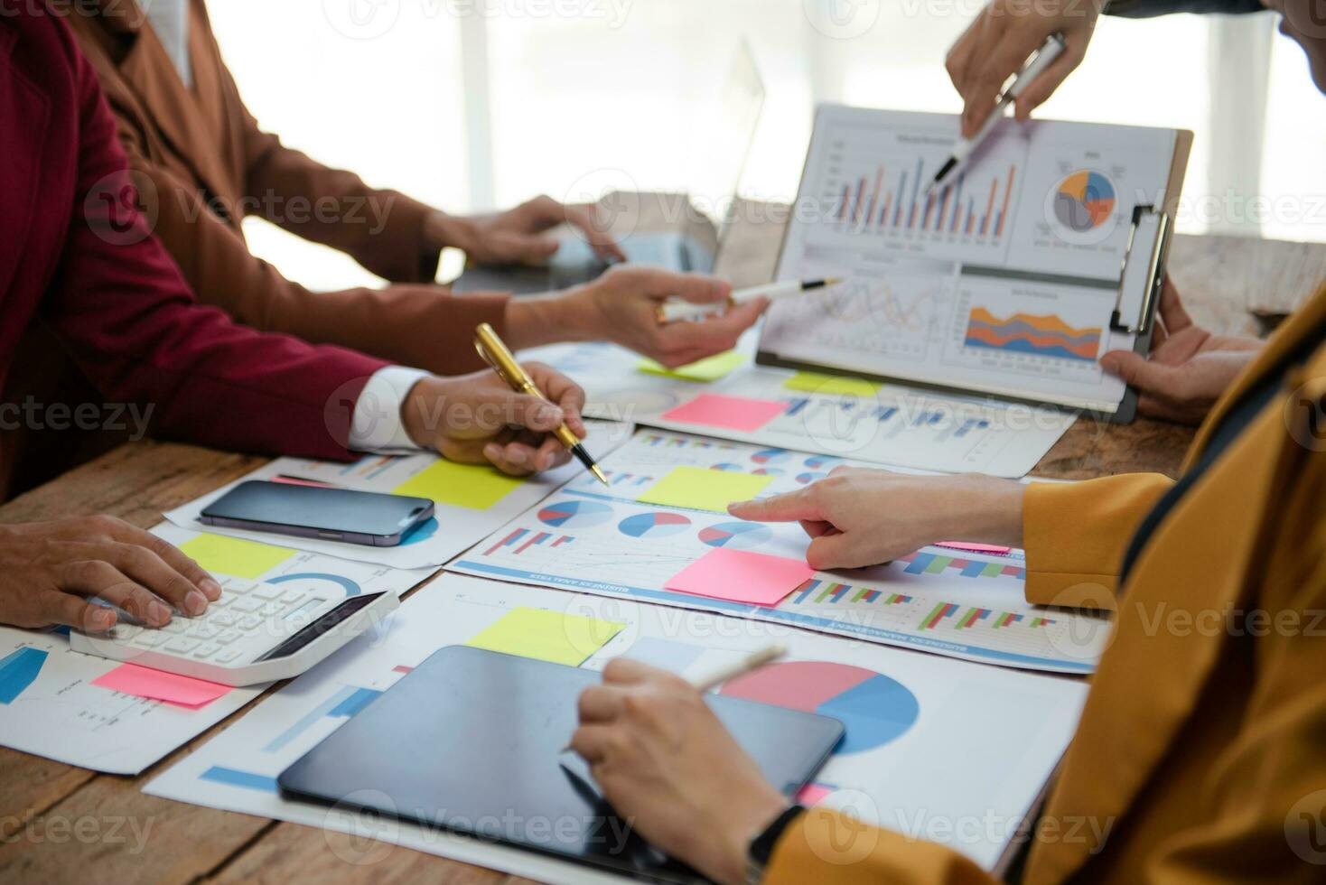 les gens d'affaires se réunissent au bureau pour écrire des notes sur les notes autocollantes pour ordinateur portable, la planification des tablettes et les stratégies de remue-méninges des collègues du bureau photo