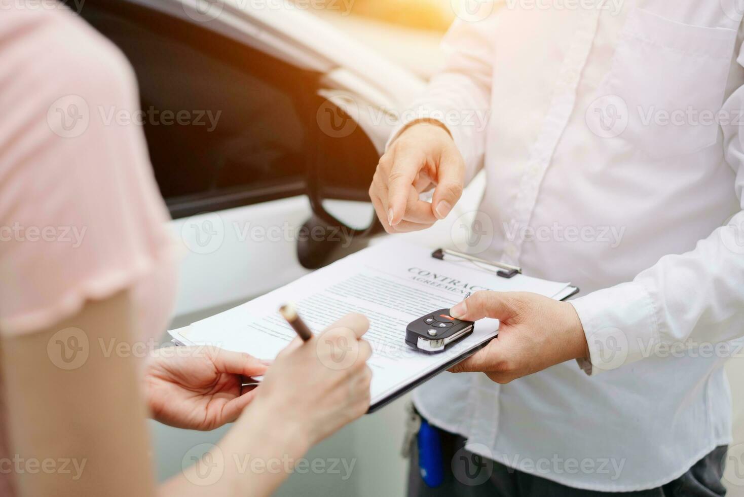 automobile entreprise, voiture vente ou de location concept client avec voiture Marchand agent fabrication traiter et signature sur accord document Contrat dans auto salle d'exposition ou sur route photo