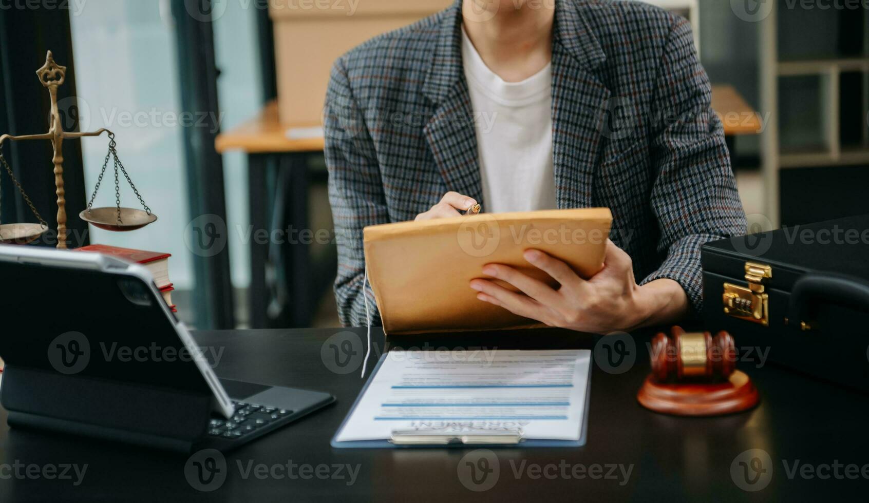 Justice Conseil et loi juge législation concept. tribunal avocat avocat travail avec les documents et blanc marteau sur tableau photo