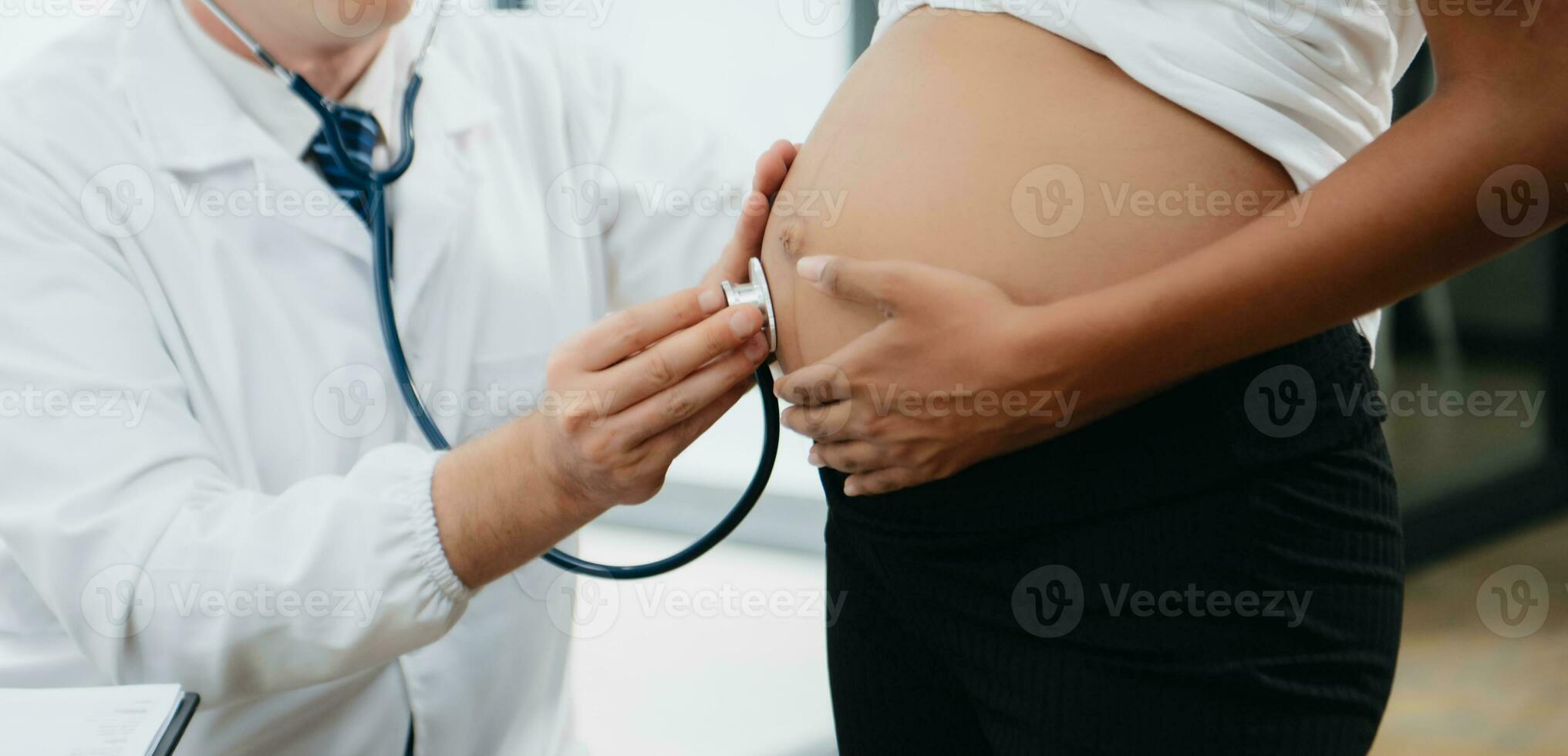 la femme enceinte utilise un stéthoscope pour écouter le cœur du bébé.  écouter les voix de l'enfant à naître crée une relation entre la mère et l'enfant  à naître. concept bonheur de