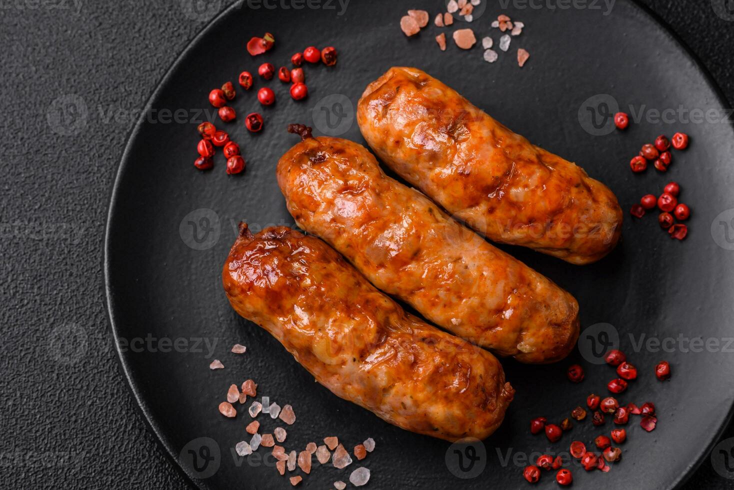 délicieux juteux grillé saucisses avec sel, épices et herbes photo
