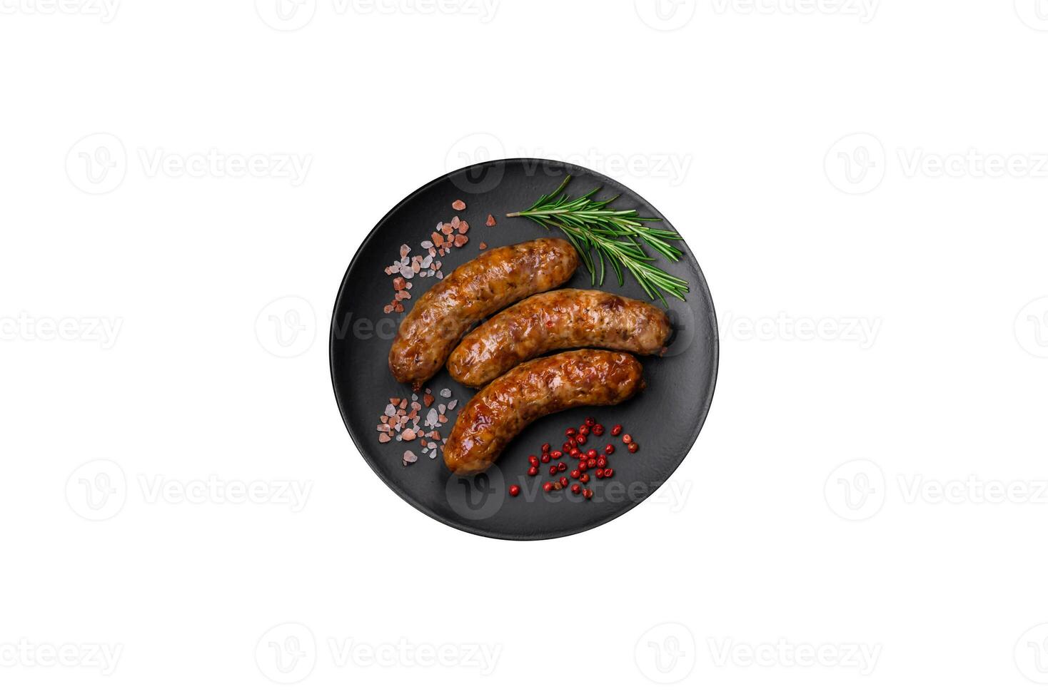 délicieux frit grillé saucisses avec sel, épices et herbes photo