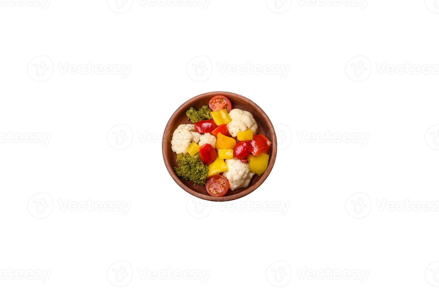 délicieux Frais salade de brocoli, chou-fleur, sucré poivrons et Cerise tomates photo