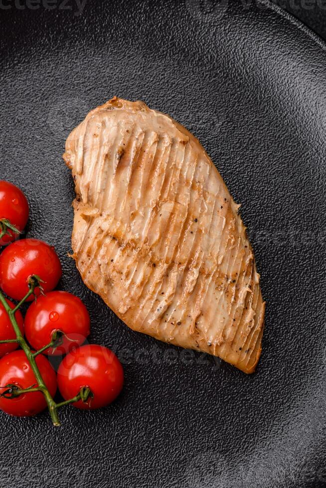 délicieux juteux grillé poulet filet avec sel, épices et herbes photo