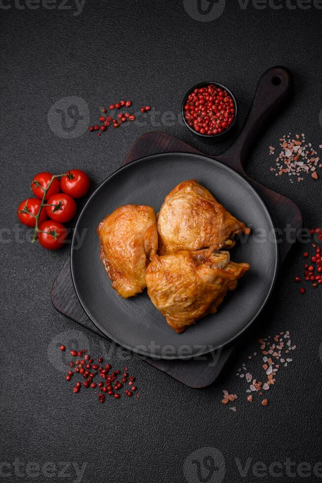 délicieux grillé poulet les cuisses avec sel, épices et herbes photo