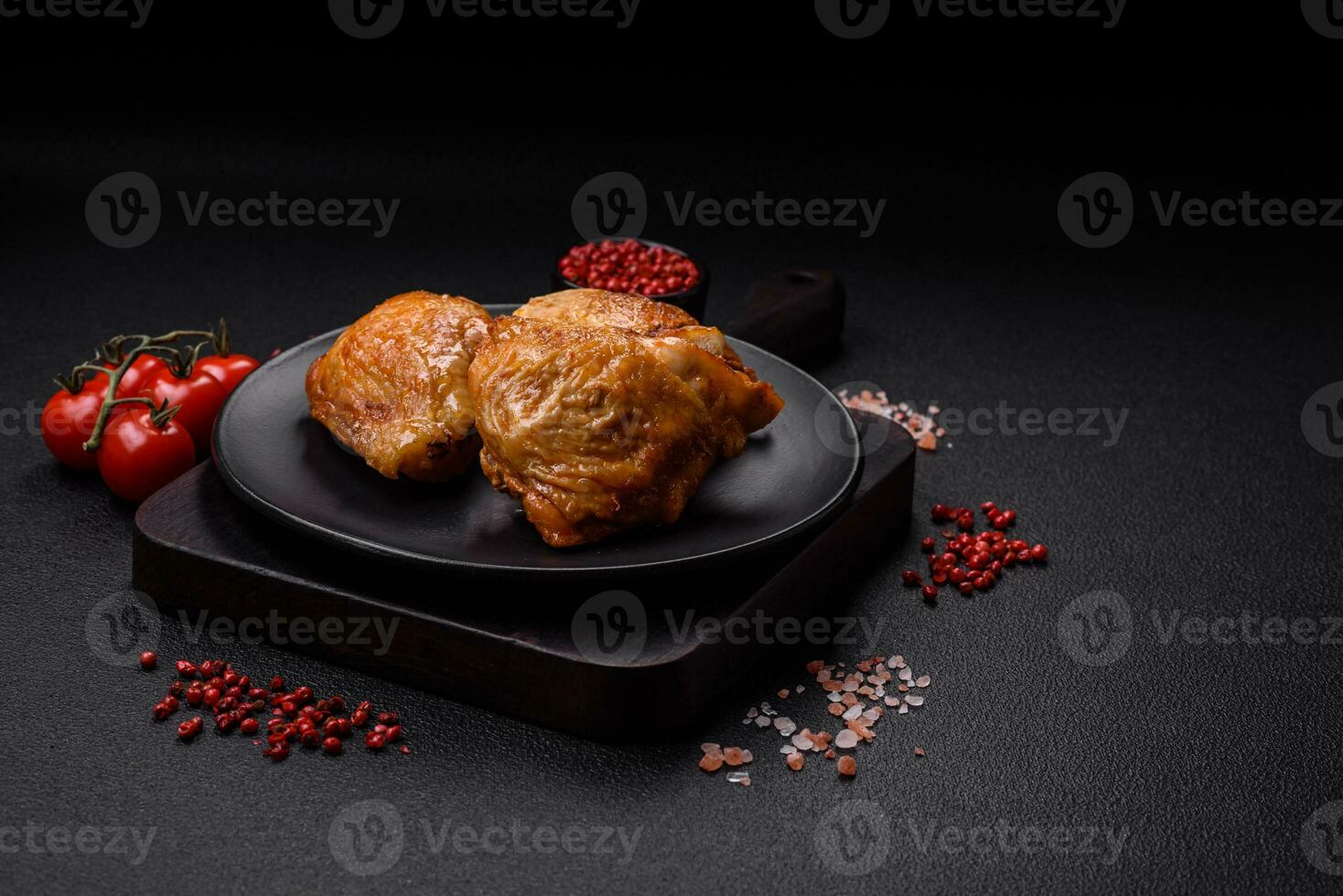 délicieux grillé poulet les cuisses avec sel, épices et herbes photo
