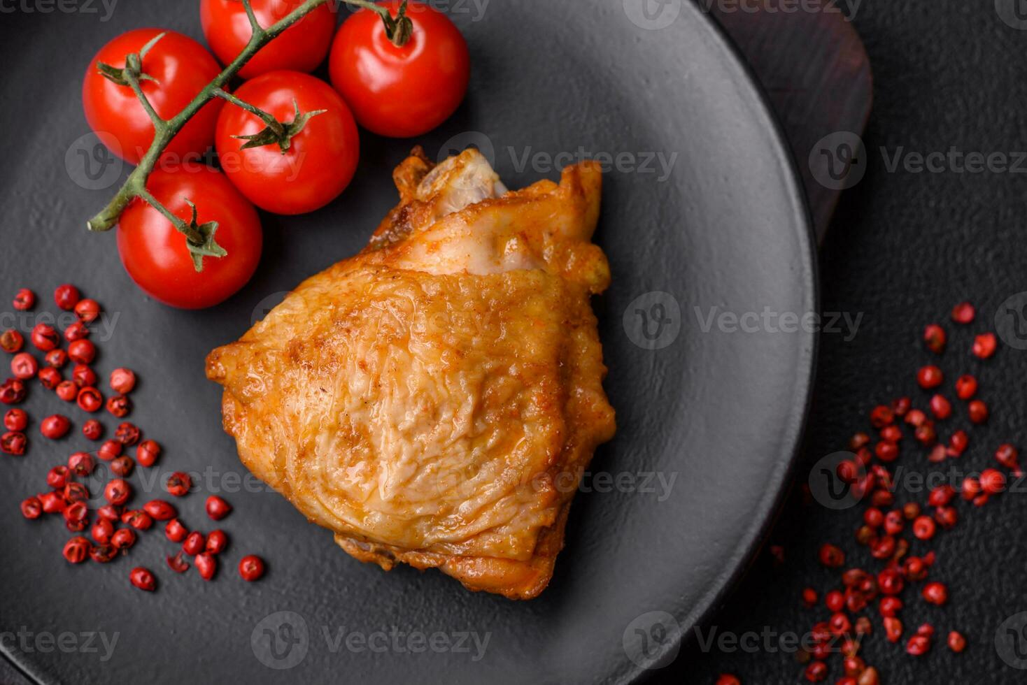 délicieux grillé poulet les cuisses avec sel, épices et herbes photo