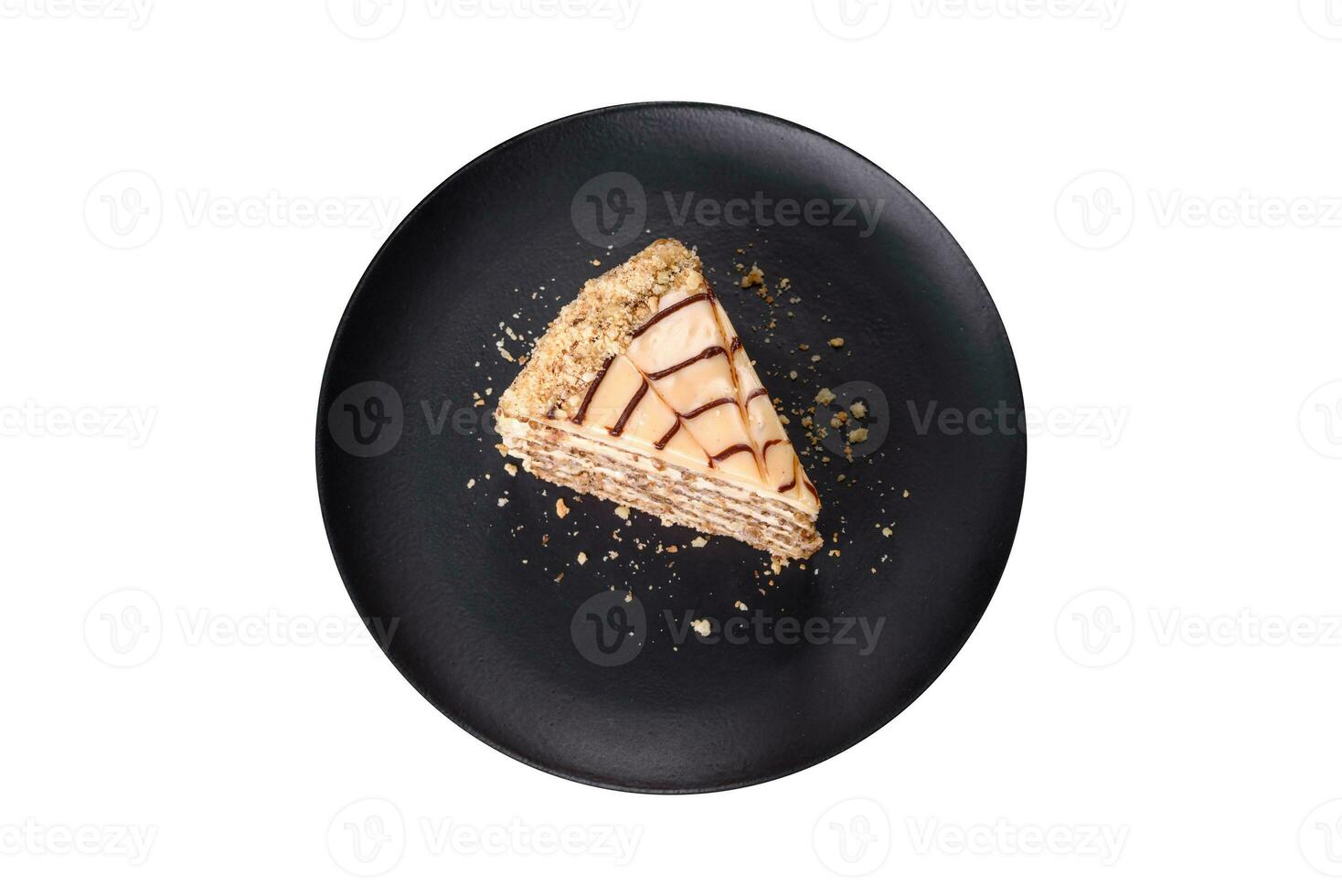 gâteau esterhazy tranché sur une plaque noire en gros plan. dessert sucré d'épicerie fine avec pâte de meringue aux amandes et crème au beurre photo