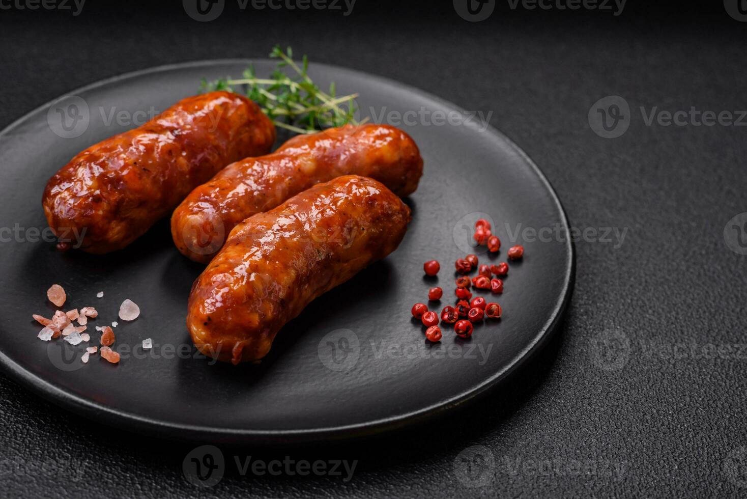 délicieux grillé poulet ou porc saucisses avec sel, épices et herbes photo