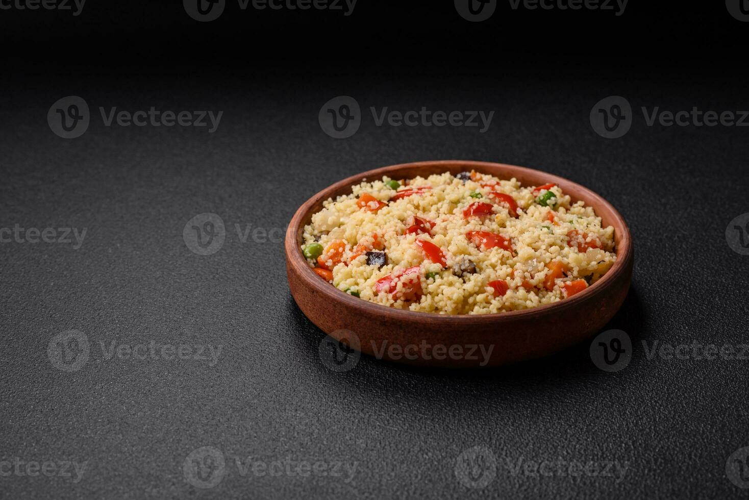 délicieux couscous bouillie avec cubes de grillé des légumes avec sel et épices photo