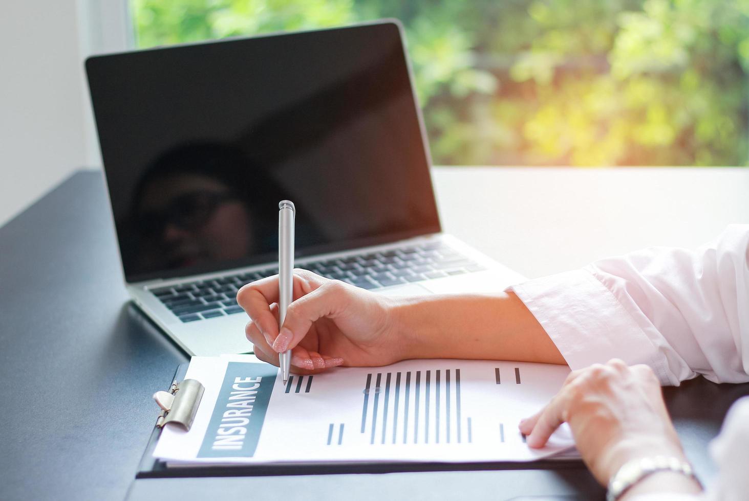 une employée propose une assurance et passe un contrat photo