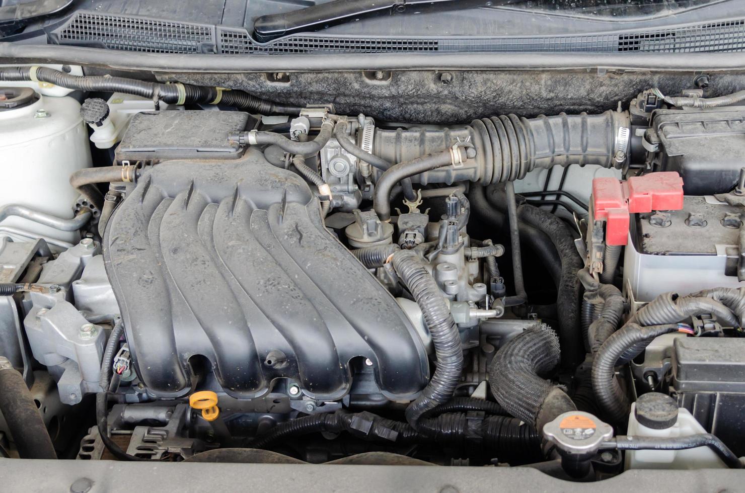 le moteur de la voiture est un moteur sale, des pièces automobiles, une accumulation de poussière. composants automobiles poussiéreux photo