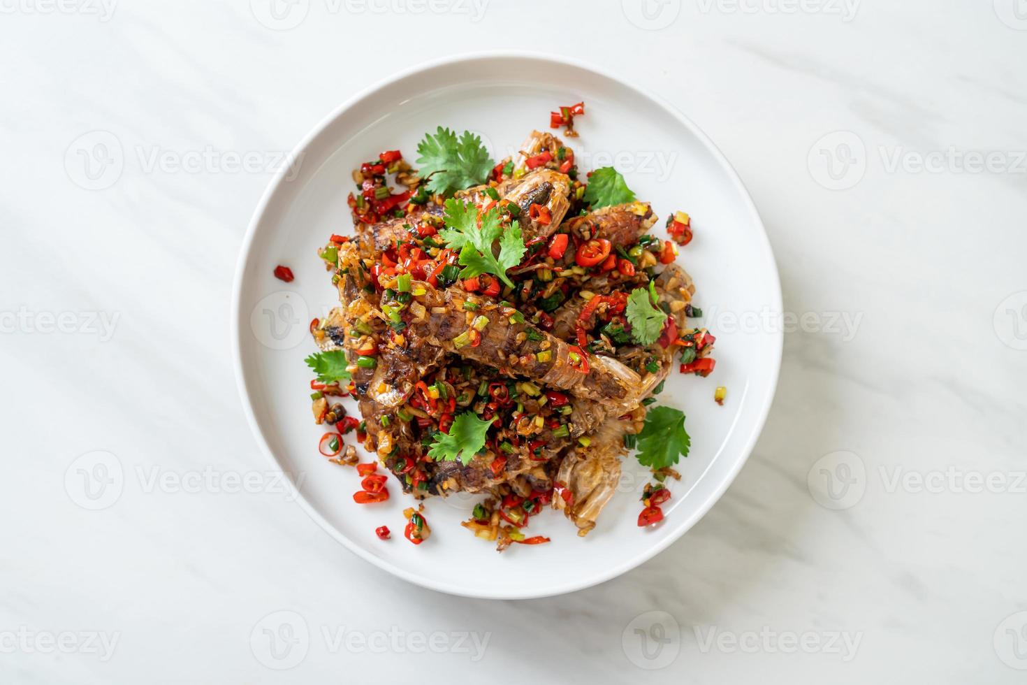 crevettes mantis ou écrevisses sautées avec piment et sel. photo