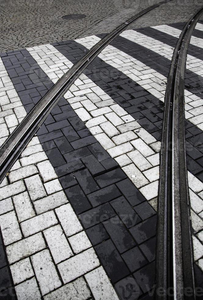 rails de tramway dans la ville photo