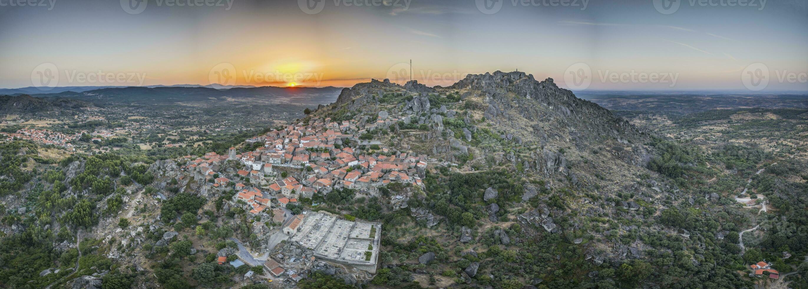drone panorama de historique ville et fortification Monsanto dans le Portugal dans le Matin pendant lever du soleil photo