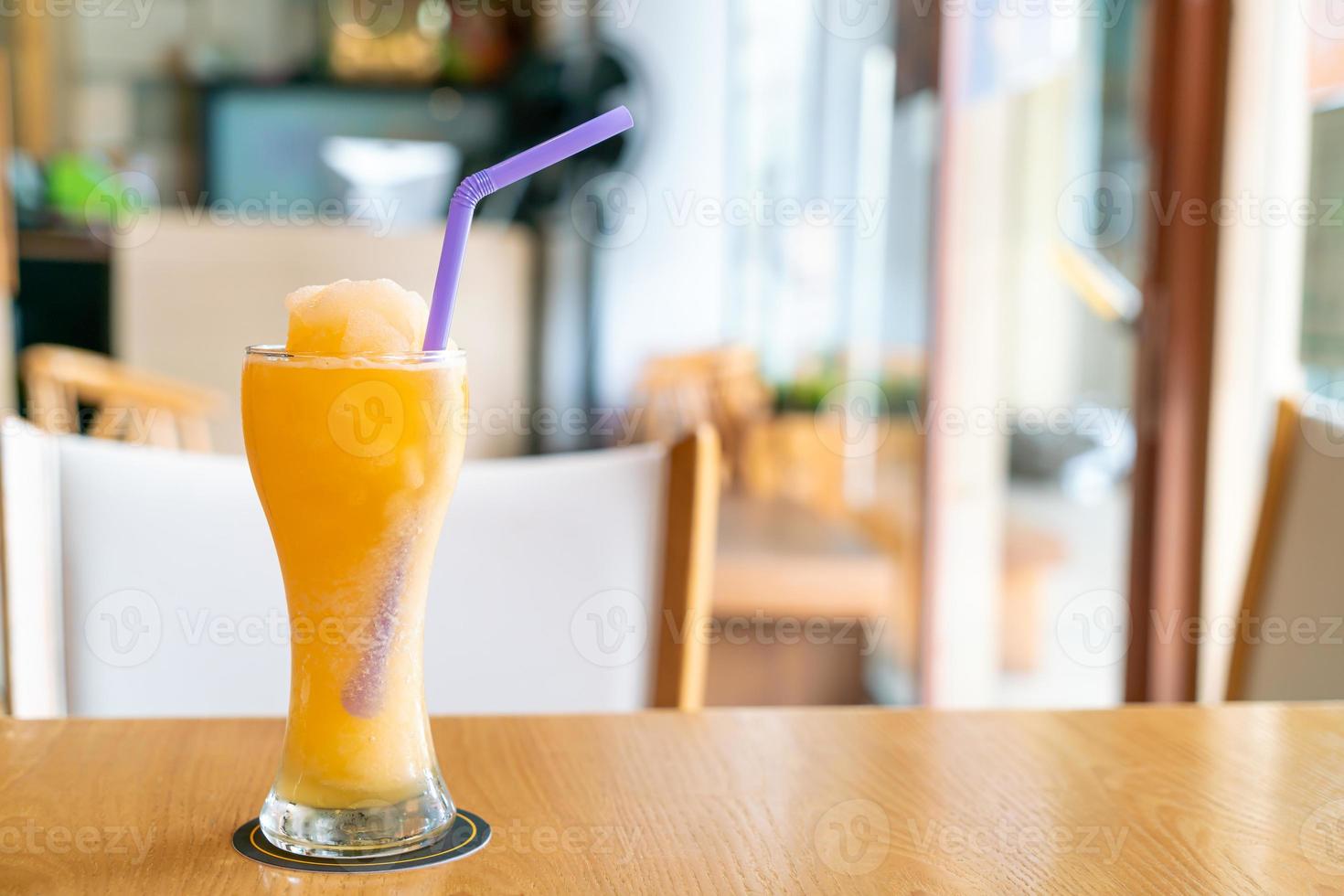 Verre à smoothie mélange de jus d'orange dans un café-restaurant photo