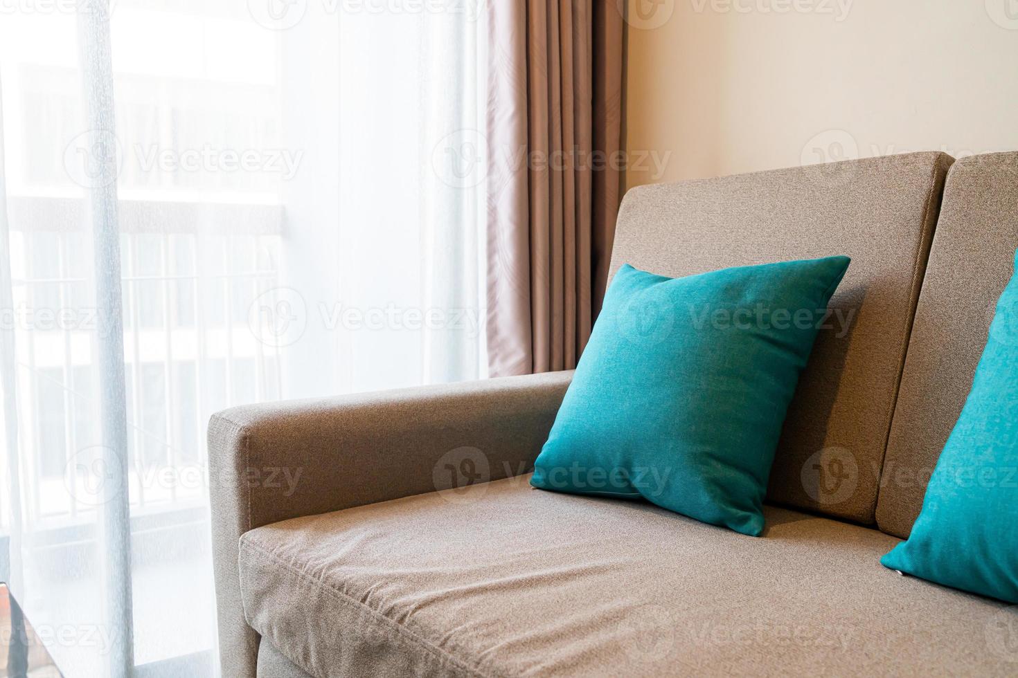 décoration d'oreillers confortables sur canapé dans le salon photo