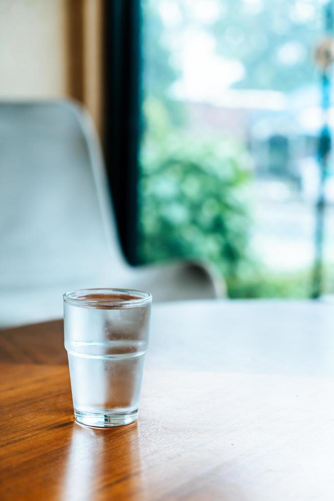 verre d'eau sur table en bois photo