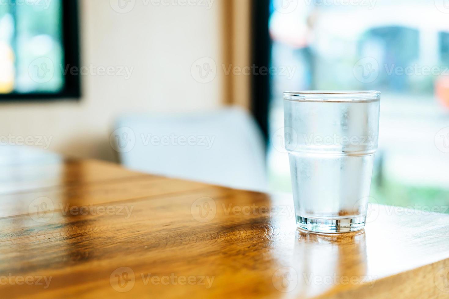 verre d'eau sur table en bois photo