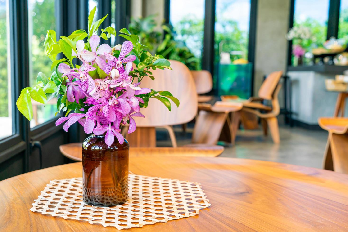 Fleurs d'orchidées en décoration de vase sur table dans un café-restaurant café-restaurant photo