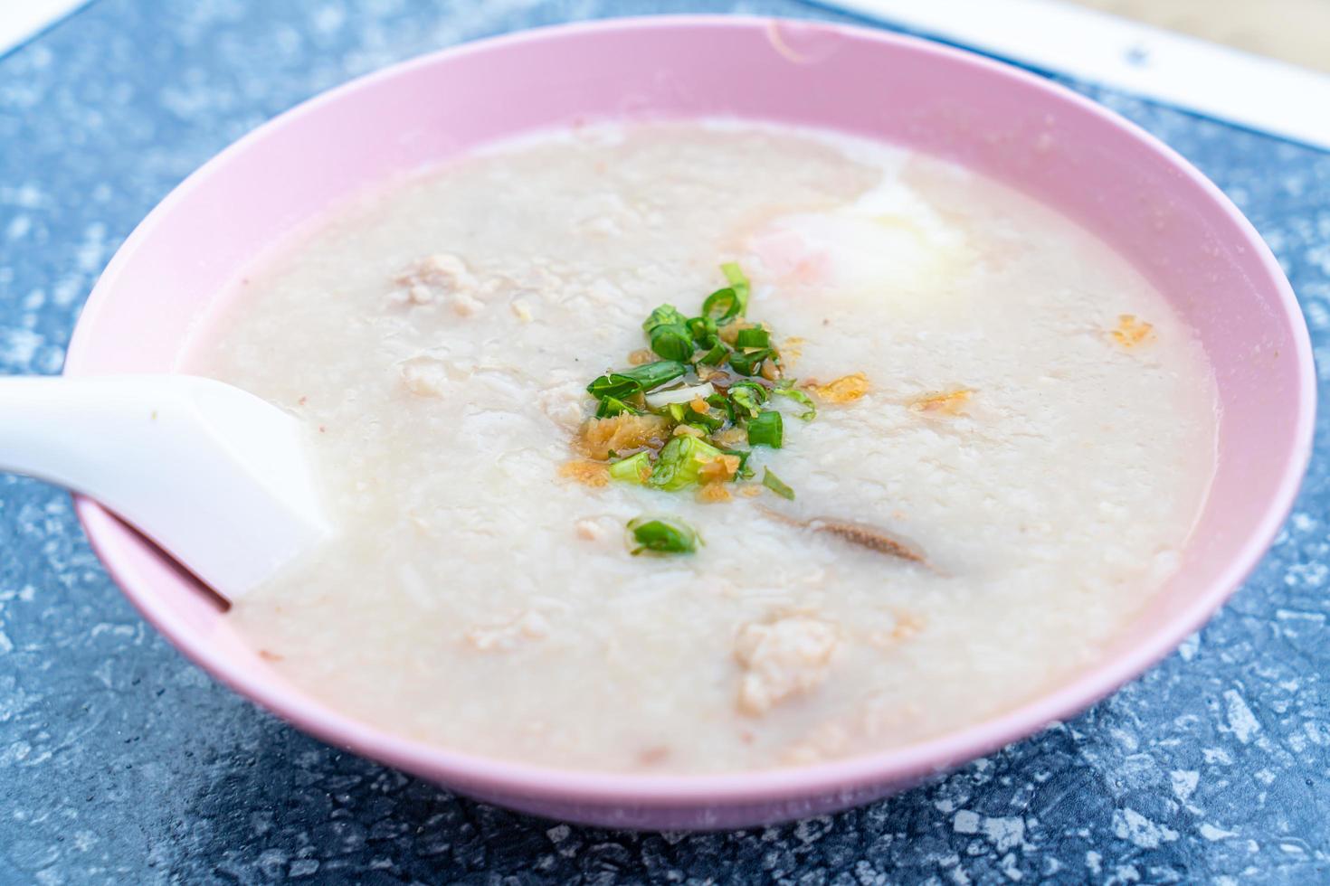 congee de porc avec oeuf pour le petit déjeuner photo