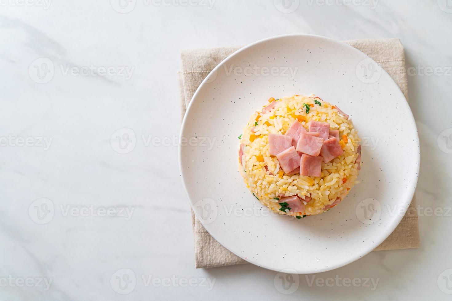 Riz frit maison au jambon sur assiette photo