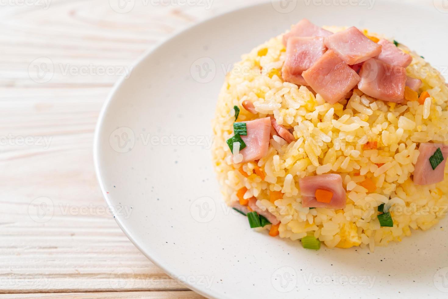 Riz frit maison au jambon sur assiette photo