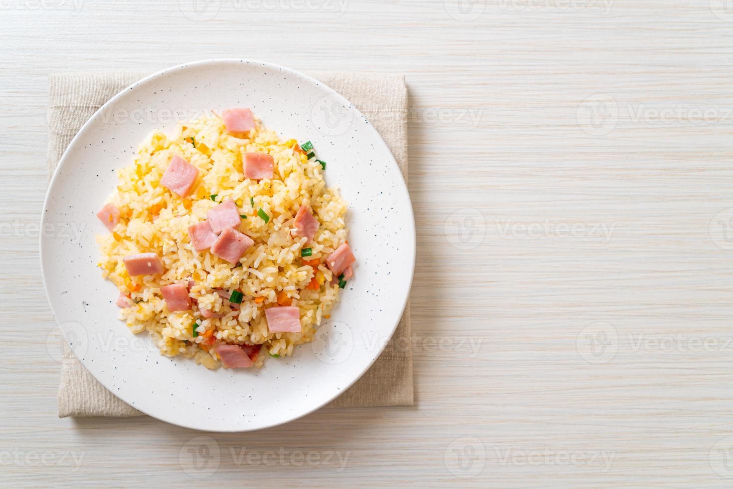 Riz frit maison au jambon sur assiette photo