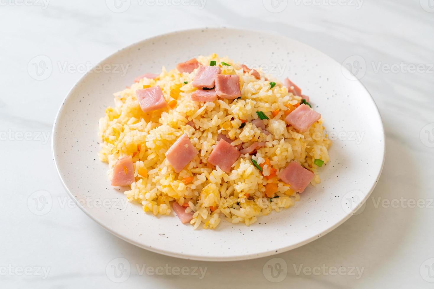 Riz frit maison au jambon sur assiette photo