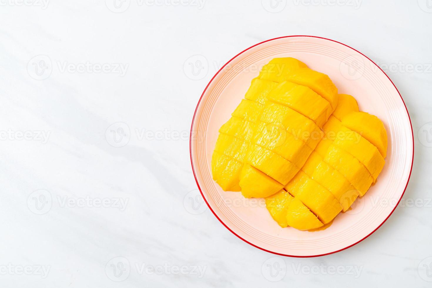 mangue fraîche et dorée tranchée sur plaque photo