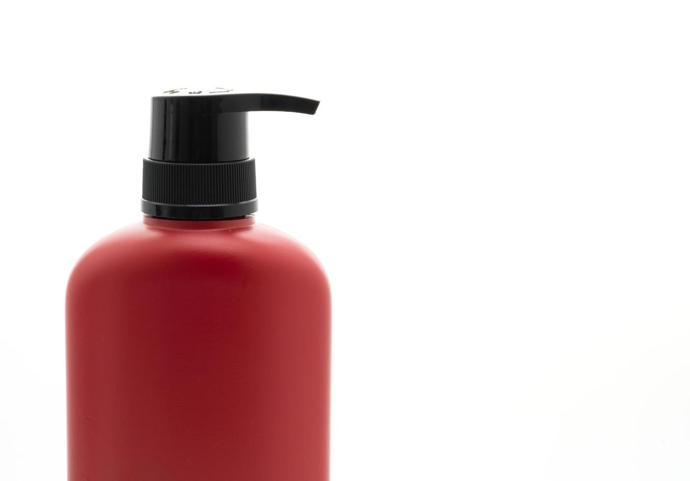 Flacon pompe shampoing isolé sur fond blanc photo