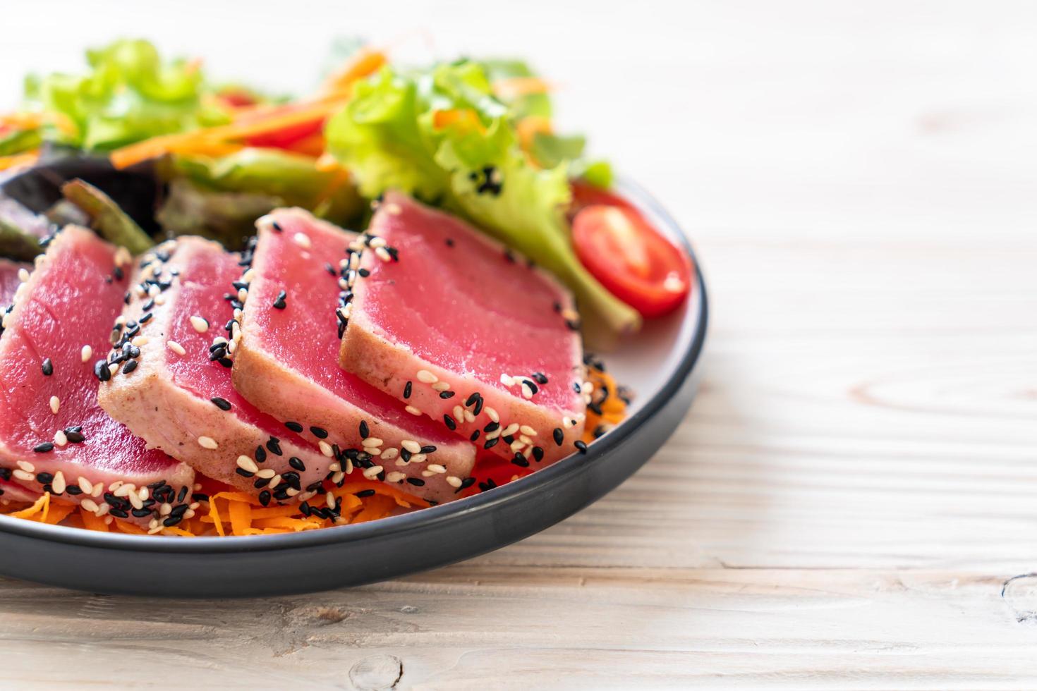 thon frais cru avec salade de légumes - alimentation saine photo